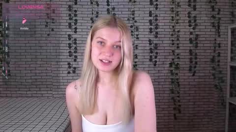 Snapshot of emiliaduchess chatting on 09-24-25, 10:51 Amili online show from 09-24-25, 10:51