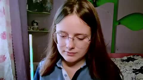 Snapshot of emilialoures7 chatting on 07-25-26, 12:25 Kira online show from 07-25-26, 12:25