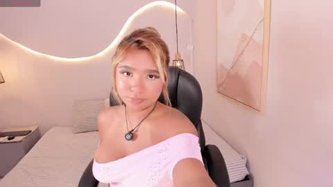 Snapshot of emilly_mell chatting on 05-29-26, 12:14 emilly_mell online show from 05-29-26, 12:14