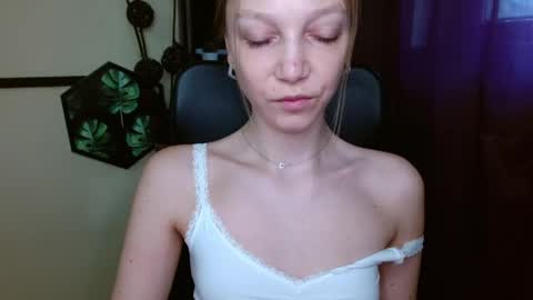 Snapshot of emilly_xkiss chatting on 04-21-26, 05:47 Emilly online show from 04-21-26, 05:47