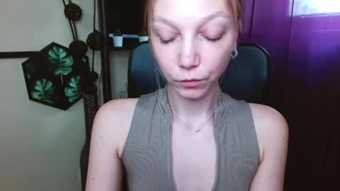 Snapshot of emilly_xkiss chatting on 04-22-26, 02:18 Emilly online show from 04-22-26, 02:18