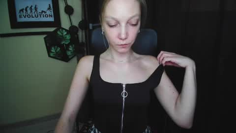 Snapshot of emilly_xkiss chatting on 04-29-26, 12:42 Emilly online show from 04-29-26, 12:42