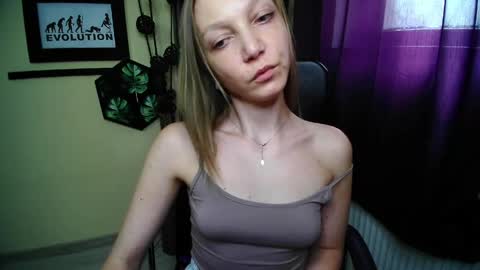 Snapshot of emilly_xkiss chatting on 05-11-26, 12:44 Emilly online show from 05-11-26, 12:44