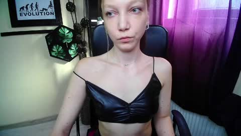 Snapshot of emilly_xkiss chatting on 05-14-26, 06:20 Emilly online show from 05-14-26, 06:20