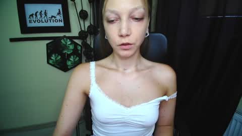 Snapshot of emilly_xkiss chatting on 06-18-26, 05:51 Emilly online show from 06-18-26, 05:51