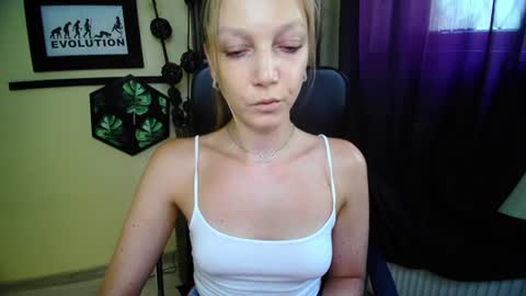 Snapshot of emilly_xkiss chatting on 06-24-26, 12:37 Emilly online show from 06-24-26, 12:37