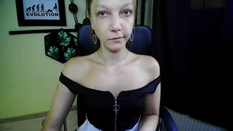 Snapshot of emilly_xkiss chatting on 07-15-26, 12:21 Emilly online show from 07-15-26, 12:21
