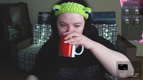 Snapshot of emillybones chatting on 12-21-25, 08:38 Emily online show from 12-21-25, 08:38