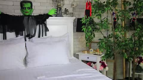 Snapshot of emillybronte chatting on 10-31-25, 08:21 EMMA online show from 10-31-25, 08:21