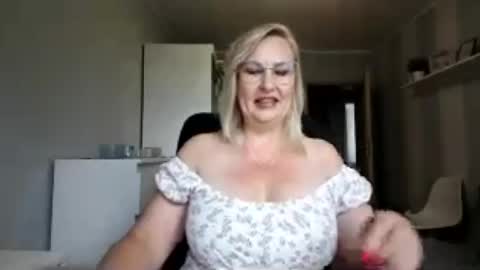 Snapshot of emillykiss chatting on 06-23-26, 06:44 EmillyLove online show from 06-23-26, 06:44