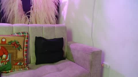 Snapshot of emily175445 chatting on 04-29-26, 01:04 emily175445 online show from 04-29-26, 01:04