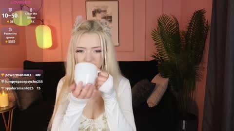 Snapshot of emily_air chatting on 12-25-24, 07:45 Emily online show from 12-25-24, 07:45