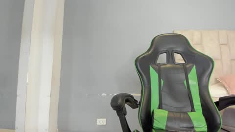 Emi  independent model  online show from 12-13-24, 11:17