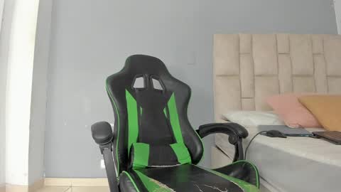 Emi  independent model  online show from 12-24-24, 12:22