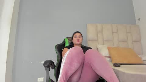 Emi  independent model  online show from 01-04-25, 11:06