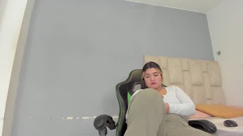 Emi  independent model  online show from 01-15-25, 10:46