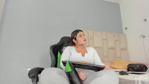 Emi  independent model  online show from 01-18-25, 12:02