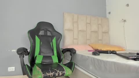 Emi  independent model  online show from 01-21-25, 02:22