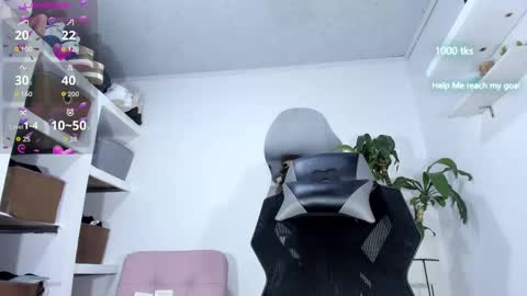 Snapshot of emily_palmeer chatting on 10-08-25, 10:18 emily_palmeer online show from 10-08-25, 10:18