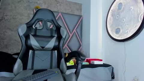 Snapshot of emily_queen03 chatting on 02-19-26, 11:39 Emily online show from 02-19-26, 11:39