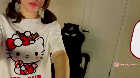 Snapshot of emily_sweetts chatting on 12-14-25, 05:18 emily_sweetts online show from 12-14-25, 05:18