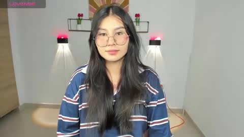 Snapshot of emily_villamil_ chatting on 03-19-26, 09:30 Emi online show from 03-19-26, 09:30