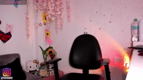 Snapshot of emilycollei chatting on 04-28-26, 06:40 Emily online show from 04-28-26, 06:40