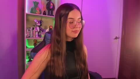 Snapshot of emilykarterr chatting on 12-10-24, 04:17 VALEEEN online show from 12-10-24, 04:17