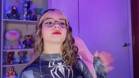 Snapshot of emilykarterr chatting on 10-13-25, 04:29 VALEEEN online show from 10-13-25, 04:29