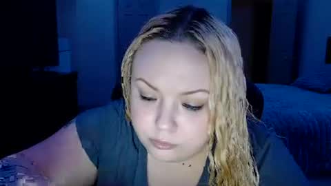 Snapshot of emilysgotissues chatting on 11-02-25, 04:15 Emily Bankz online show from 11-02-25, 04:15