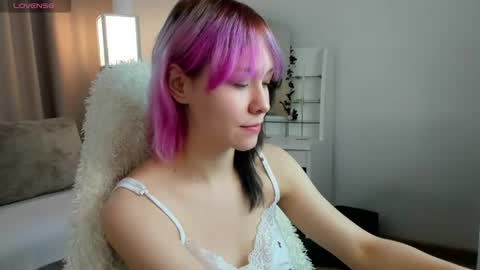 Snapshot of emilytrase chatting on 07-10-26, 01:21 Betty online show from 07-10-26, 01:21