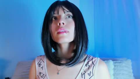 Snapshot of emilywithe_ chatting on 10-01-25, 01:55 online show from 10-01-25, 01:55