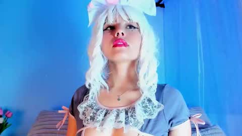 Snapshot of emilywithe_ chatting on 10-12-25, 11:37 online show from 10-12-25, 11:37