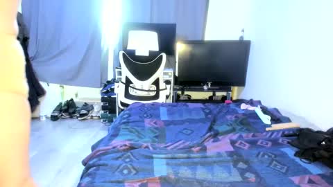 Snapshot of emliyjamesmjb chatting on 02-07-25, 10:40 emliyjamesmjb online show from 02-07-25, 10:40
