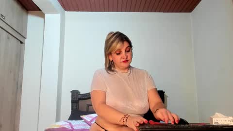 Snapshot of emma_brown777 chatting on 02-12-25, 02:14 ALBA  online show from 02-12-25, 02:14