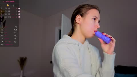 Snapshot of emma_clon chatting on 09-29-25, 01:33 Emma online show from 09-29-25, 01:33