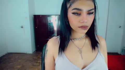 Snapshot of emma_diva chatting on 11-03-25, 11:48 emma online show from 11-03-25, 11:48