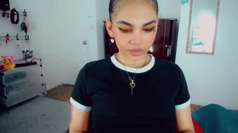 Snapshot of emma_diva chatting on 11-05-25, 10:32 emma online show from 11-05-25, 10:32