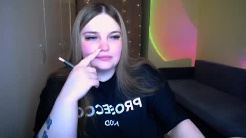 Snapshot of emma_dorn chatting on 06-14-26, 09:55 Eva online show from 06-14-26, 09:55