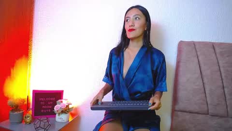 Snapshot of emma_glowof chatting on 06-07-26, 05:49 Emma Glow online show from 06-07-26, 05:49