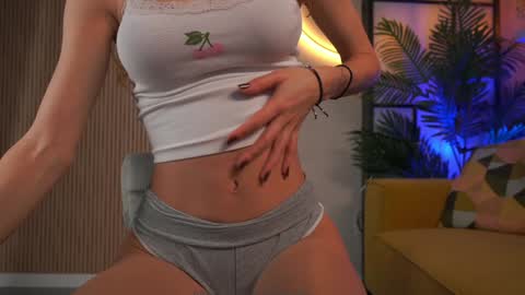 Snapshot of emma_land chatting on 10-31-25, 03:29    online show from 10-31-25, 03:29