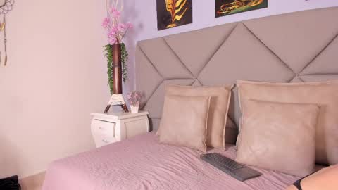 Snapshot of emma_n_sean chatting on 05-30-26, 11:18 emma_n_sean online show from 05-30-26, 11:18