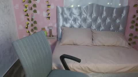 Snapshot of emma_queens1 chatting on 01-27-25, 11:33 Emma online show from 01-27-25, 11:33