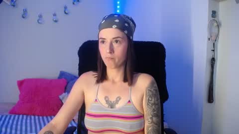 Snapshot of emma_sweethot chatting on 06-24-26, 05:56 Emma Black online show from 06-24-26, 05:56