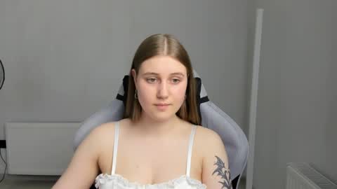 Snapshot of emma_sweettyy chatting on 06-17-26, 12:07 Emma online show from 06-17-26, 12:07