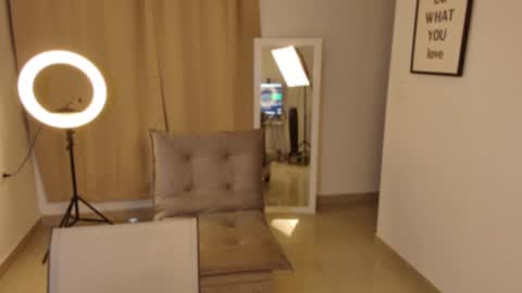 Snapshot of emmabeecker_ chatting on 12-02-24, 05:37 Emma online show from 12-02-24, 05:37