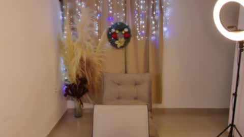 Snapshot of emmabeecker_ chatting on 12-21-24, 06:09 Emma online show from 12-21-24, 06:09