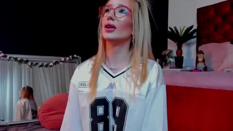 Snapshot of emmacin chatting on 05-30-26, 03:47 Em online show from 05-30-26, 03:47