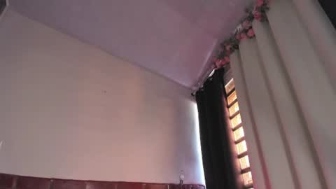 Snapshot of emmaclark_1 chatting on 06-20-26, 08:33 emmaclark_1 online show from 06-20-26, 08:33