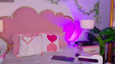 Snapshot of emmacrush chatting on 12-22-25, 09:45 Welcome Im yosein Your love is my passion activate it with your tips and enjoy with me online show from 12-22-25, 09:45